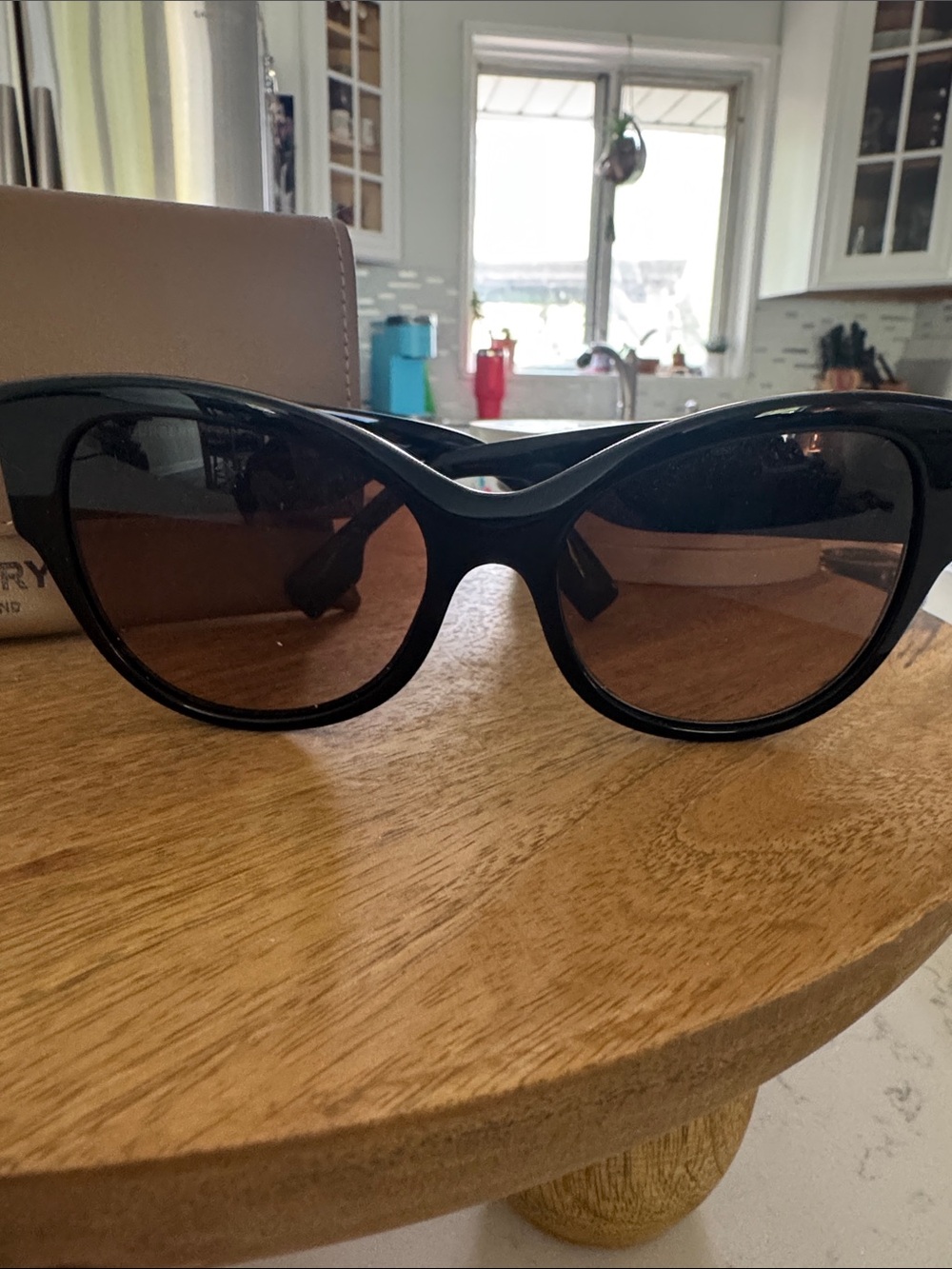 Burberry Black Cat-Eye Sunglasses with Brown Gradient Lenses and Beige Case - Picture 4 of 6